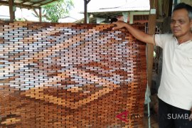 Perajin Tikar Ruyung Pariaman "Banjir" Pesanan