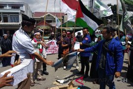 Bela Palestina, mahasiswa Takengon bakar bendera Israel