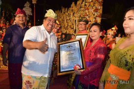 Lima Seniman Buleleng terima "Wija Kusuma"