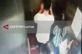 Warni Warni : Lima Remaja Kejebak Lift JPO Surabaya Kesalahan Sendiri