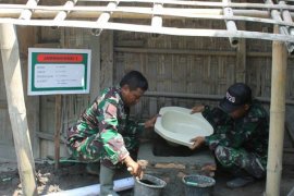 Karya Bhakti TNI bangun jamban sehat