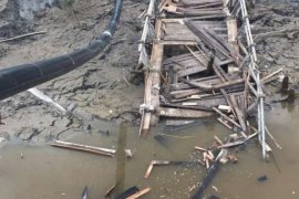 Jembatan Putus Akibat Longsor, Akses Kuala Enok dan Tanah Merah Terputus