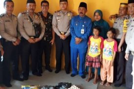 Jumat Barokah, Ibu Pengantar Anak Sekolah ini Dapat Bantuan Polsek Payung Sekaki