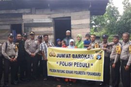 Jumat Barokah Polsek Payung Sekaki Peduli Warga Kurang Mampu Nenek Ermiwati