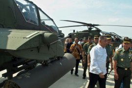 Kemhan Serahkan Delapan Helikopter Apache