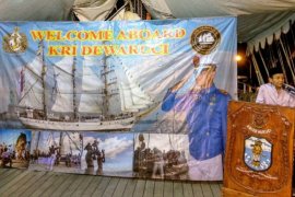 Gubernur Sulteng buka puasa di KRI Dewaruci