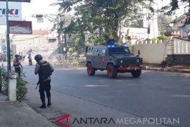 Jenazah Briptu Fandi disambut tangis keluarga