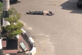 Mobil dan Satu Jasad Teroris Masih Tergeletak di Polda Riau, Tim Jihandak Gegana Lakukan Pemeriksaan