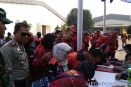 Hari buruh, Polisi Bekasi bagi-bagi oli gratis