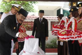 Gubernur Jatim Tabur Bunga Makam Dr Soetomo