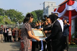 Risma Beri Penghargaan Warga Cegah Aksi Terorisme di Surabaya