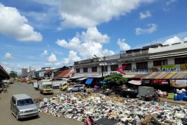 Ratusan ASN  lakukan bersih-bersih Pantai Nyanyi
