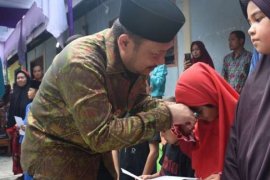 Santuni Anak Yatim, Wabup Makan Bajambau Sadulang Bersama Warga