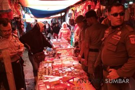 Warga mengeluh, Satpol PP bertindak amankan puluhan kotak petasan (video)