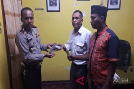 Kades serahkan senpi ke polisi Tamiang