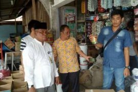 Sidak Sejumlah Warung, Disdagperin Siak Temukan Makanan dan Minuman Tidak Layak Konsumsi