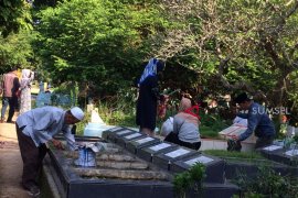 Jelang Ramadhan peziarah ramai datangi TPU