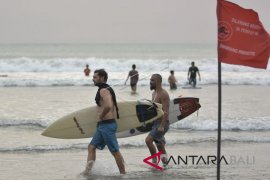 Gelombang tinggi, aktivitas wisata Pantai Kuta berangsur normal