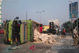 Lalin Bekasi tersumbat truk kapur terguling