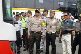 Petugas Periksa Kelaikan Kendaraan Umum di Terminal Kediri (Video)