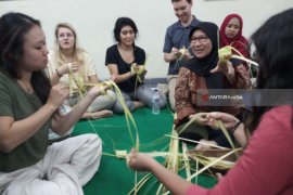 STIE Perbanas Surabaya Ajari Mahasiswa Asing Buat Ketupat