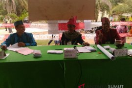 Petugas KPPS kompak kenakan pakaian adat Nusantara