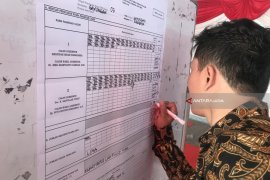 Gus Ipul-Puti Menang di TPS Kediamannya