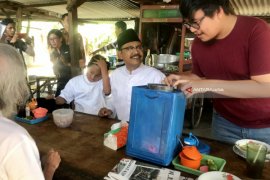 Usai Nyoblos, Gus Ipul Sempatkan Nongkrong di Warkop (Video)