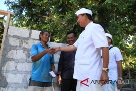 Pemkab Klungkung bangun tiga rumah hasil "celengan"