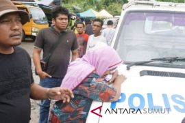 Orang tua korban menangis lihat daftar penumpang