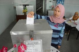 Pemilih TPS 14 coblos di TPS 17