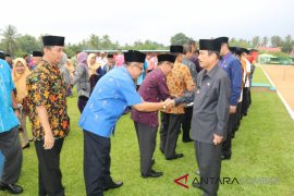 Penuh senyuman, Bupati Sijunjung para ASN berjabatan tangan