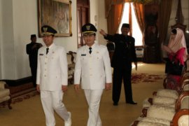 Satpol PP Karawang giatkan penertiban peraga kampanye