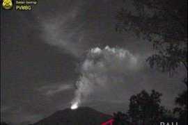 PVMBG amati material panas di kawah Gunung Agung