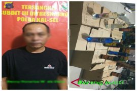Ditresnarkoba sita ratusan botol miras