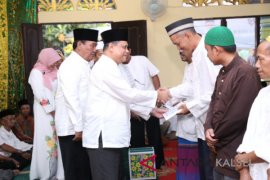 Serahkan Bantuan Dana Hibah