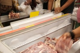 Warga minati daging beku