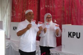 Kandidat petahana Bekasi ajak keluarga ke TPS