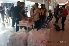 Bali Airport serves free snacks, musical entertainment