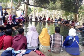 Objek Wisata Air Panas Tuban Diserbu Pengunjung