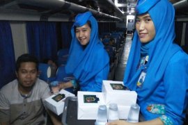 KAI Tanjungkarang bagikan makan sahur gratis ke penumpang