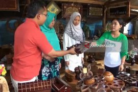Kerajinan Kayu Jati Ngawi Ramai Dikunjungi Pemudik