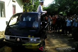 Dedi Mulyadi menaiki kendaraan bak terbuka usai mencoblos