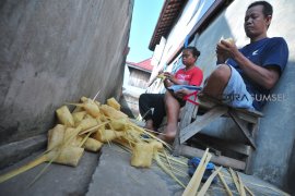 Pengrajin ketupat musiman di 1 ilir Palembang Page 3 Small