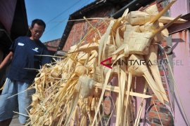 Pengrajin ketupat musiman di 1 ilir Palembang Page 4 Small