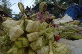 Pedagang Musiman Cangkang Ketupat
