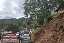 Jalan menuju pelabuhan Tigaras macet