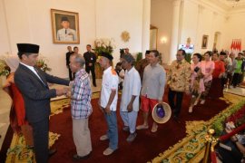Salaman Dan "Sandalan" Saat Lebaran Presiden Jokowi