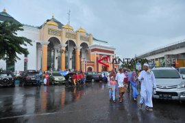 Shalat Idul Fitri di Masjid Agung Palembang Page 4 Small