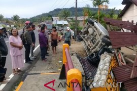 Mobil pemudik terbalik, empat penumpang dirawat